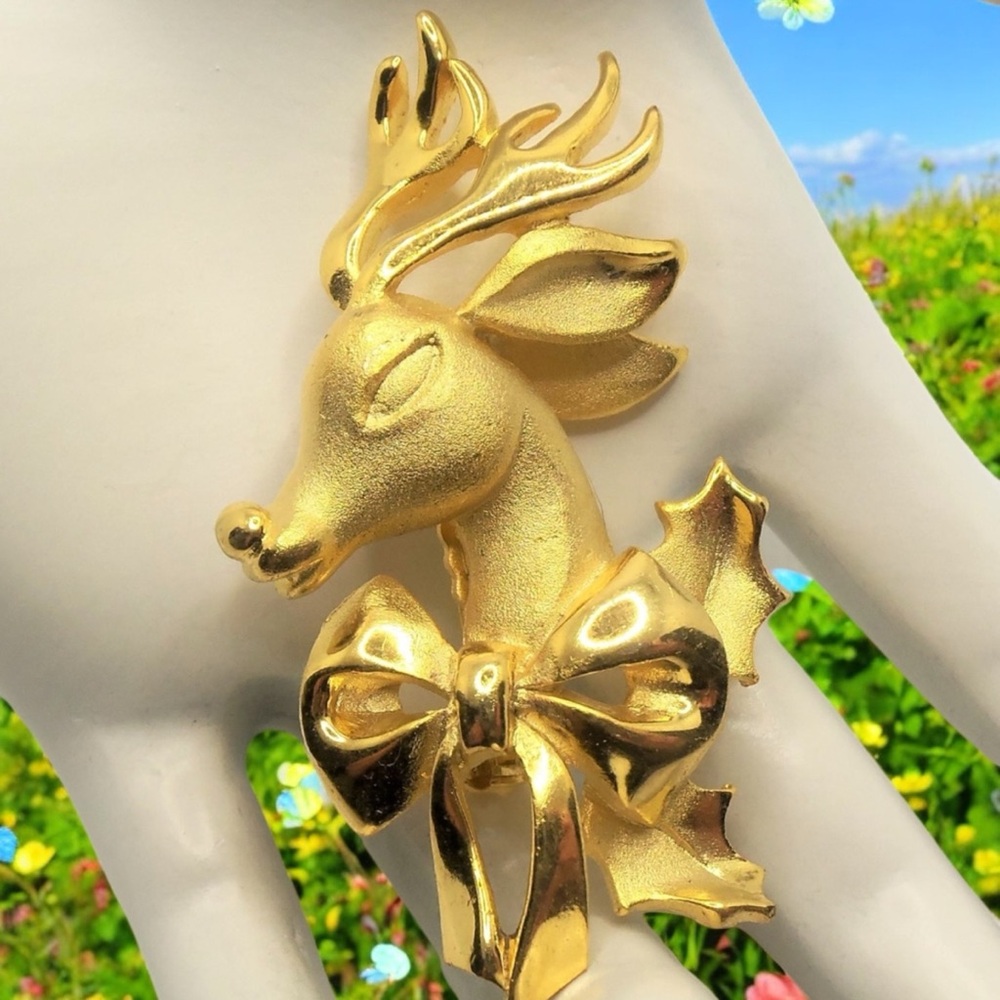 Vintage Polished and Textured Gold Tone Detailed Christmas Reindeer Figural Holi
